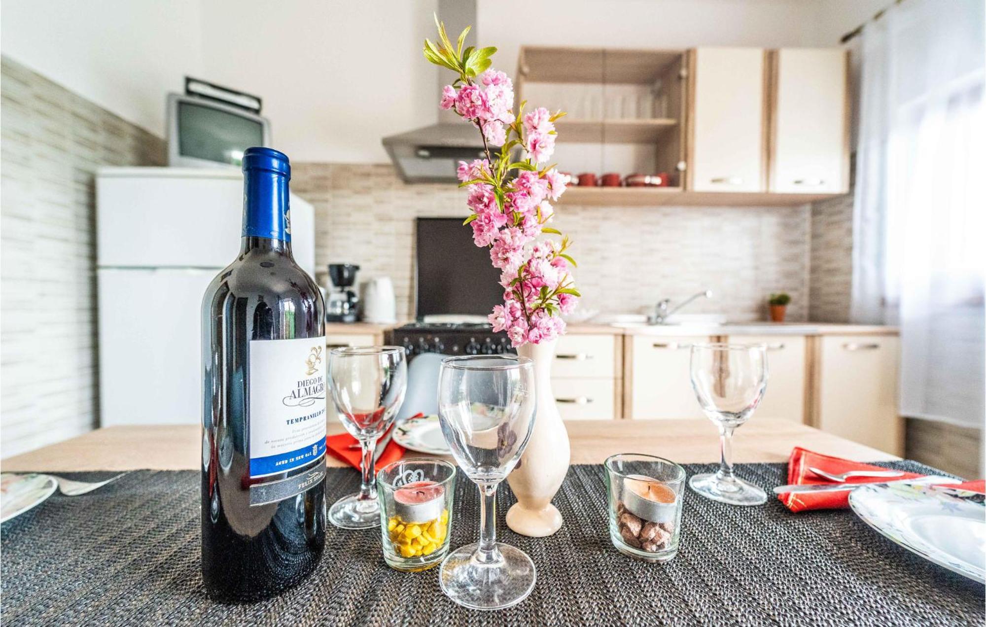 Amazing Apartment In Krnica With Kitchen Buitenkant foto